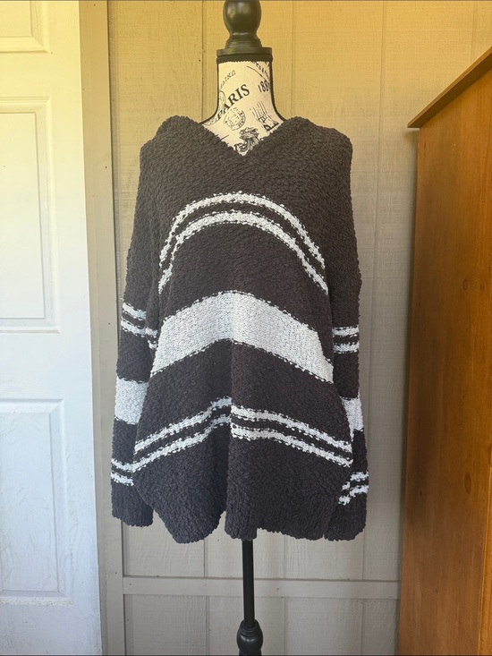 DAVI & DANI Sweaters - DAVI & DANI Hooded Striped Pullover Sweater - Black & White